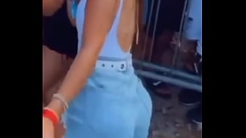 Gostosa descendo até o chão