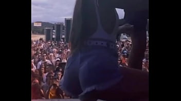 Gostosa descendo até o chão