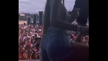 Gostosa descendo até o chão