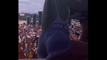 Gostosa descendo até o chão