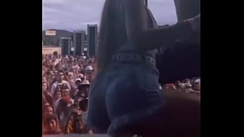 Gostosa descendo até o chão