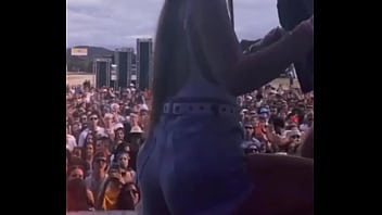 Gostosa descendo até o chão