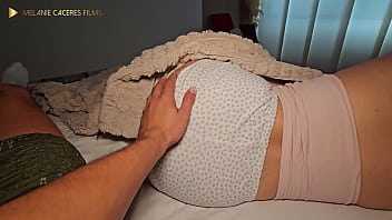 Me le meto a la cama a la perra de mi hermanastra y terminamos follando delicioso pov melanie caceres & milan rodriguez