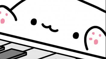 Gatinho siriricando piano de brinquedo