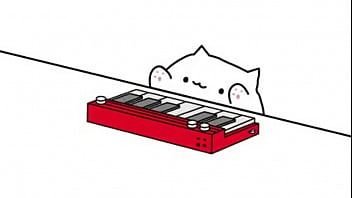 Gatinho siriricando piano de brinquedo