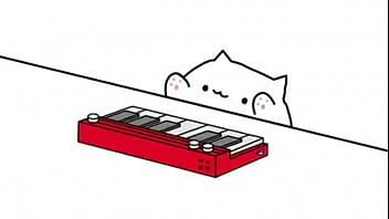Gatinho siriricando piano de brinquedo