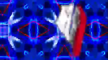 Gatinho siriricando piano de brinquedo