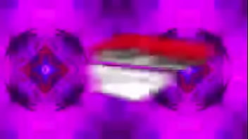 Gatinho siriricando piano de brinquedo