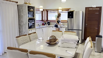 La mucama traviesa se bebe la leche hasta la ultima gota