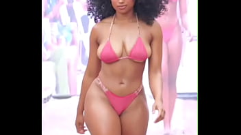 A Morena Cavala De Biquíni thumbnail