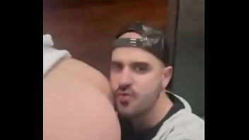 Comida de culo en el wc público en plena calle y la puerta se abre para los curiosos charlyfilmxxx xiscofre