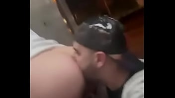 Comida de culo en el wc público en plena calle y la puerta se abre para los curiosos charlyfilmxxx xiscofre