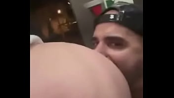 Comida de culo en el wc público en plena calle y la puerta se abre para los curiosos charlyfilmxxx xiscofre