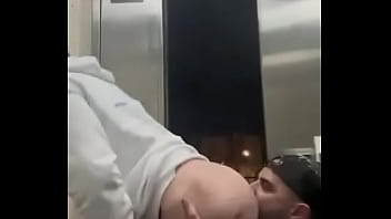 Comida de culo en el wc público en plena calle y la puerta se abre para los curiosos charlyfilmxxx xiscofre