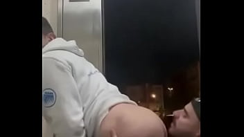 Comida de culo en el wc público en plena calle y la puerta se abre para los curiosos charlyfilmxxx xiscofre