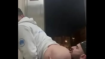 Comida de culo en el wc público en plena calle y la puerta se abre para los curiosos charlyfilmxxx xiscofre