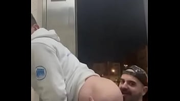 Comida de culo en el wc público en plena calle y la puerta se abre para los curiosos charlyfilmxxx xiscofre