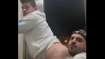 Comida de culo en el wc público en plena calle y la puerta se abre para los curiosos charlyfilmxxx xiscofre