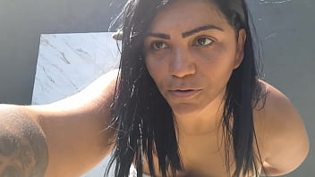 Depois De Levar Leitinho Na Bucetinha Ela Tomou Banho Peladinha No Quintal Para Os Vizinhos Verem thumbnail