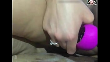 Сексуальная красотка дрочит письку