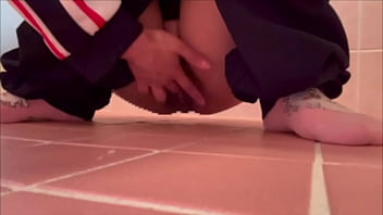 裸エプロン姿で乳首やまんこがみえないように下着を取っていつも履いてる下着紹介します。