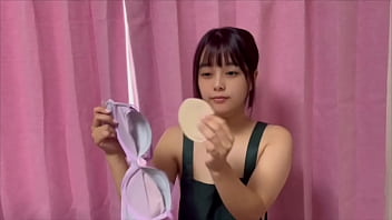 裸エプロン姿で乳首やまんこがみえないように下着を取っていつも履いてる下着紹介します。