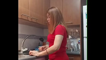 Desayunando la vagina de mi suegra en la cocina