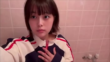 彼氏とデートに来てて、早く夜えっちしたいけど我慢できずにデート先のト◯レでオナニーしちゃいました。。