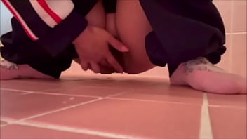 彼氏とデートに来てて、早く夜えっちしたいけど我慢できずにデート先のト◯レでオナニーしちゃいました。。