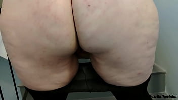 Minha madrasta subindo a escada do condomínio monte rei com calça transparente