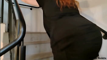 Minha madrasta subindo a escada do condomínio monte rei com calça transparente