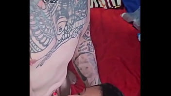 Cuatro teens se devoran una verga al mismo tiempo