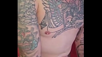 Cuatro teens se devoran una verga al mismo tiempo