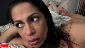 Morena casada trepando com o cunhado pauzudo depois de ser rejeitada pelo marido corno