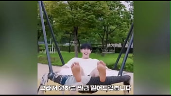 The way this man & his feet turn me on wonho