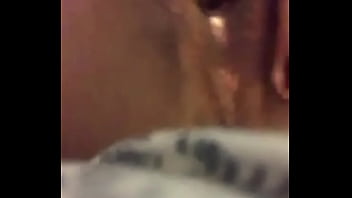 Perra disfrutando sus dedos