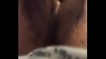 Perra disfrutando sus dedos