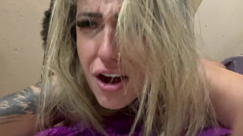 No beco de uma viela fazendo aquele amor gostoso com a buceta toda molhada e seu pau pulsando dentro dela sem camisinha pronto pra gozamos juntos