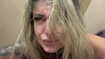 No beco de uma viela fazendo aquele amor gostoso com a buceta toda molhada e seu pau pulsando dentro dela sem camisinha pronto pra gozamos juntos