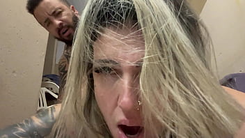 No beco de uma viela fazendo aquele amor gostoso com a buceta toda molhada e seu pau pulsando dentro dela sem camisinha pronto pra gozamos juntos