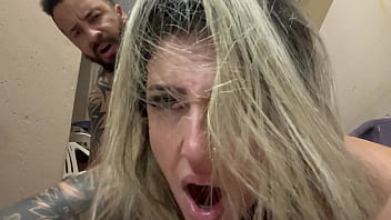 No beco de uma viela fazendo aquele amor gostoso com a buceta toda molhada e seu pau pulsando dentro dela sem camisinha pronto pra gozamos juntos