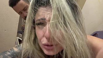 No beco de uma viela fazendo aquele amor gostoso com a buceta toda molhada e seu pau pulsando dentro dela sem camisinha pronto pra gozamos juntos