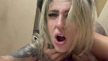 No beco de uma viela fazendo aquele amor gostoso com a buceta toda molhada e seu pau pulsando dentro dela sem camisinha pronto pra gozamos juntos