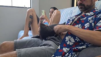 Meu padrasto me persegue quando todos saem de casa Meu padrasto me persegue quando todos saem de casa