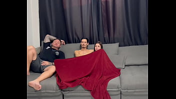 Fui na casa do meu sobrinho para conhecer a namorada dele mas acabei comendo ela