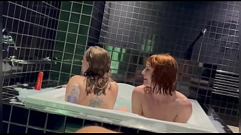 Marido corno da reh queen fica de voyeur e goza na boca das safadas