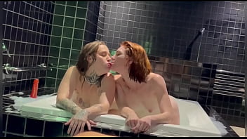 Marido corno da reh queen fica de voyeur e goza na boca das safadas