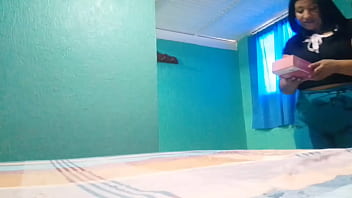 Un complaciente fan me hizo un regalo y terminó masturbando mi delicioso coño hasta llegar al orgasmo