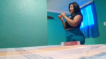 Un complaciente fan me hizo un regalo y terminó masturbando mi delicioso coño hasta llegar al orgasmo