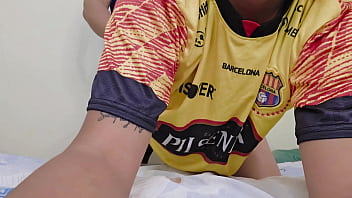 Con mi madrastra barcelonista le encanta que la folle un emelecista